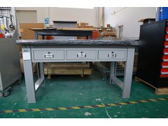 車(chē)間操作臺(tái)電子臺(tái)流水臺(tái)鑄鐵不銹鋼桌面復(fù)合實(shí)木工作桌